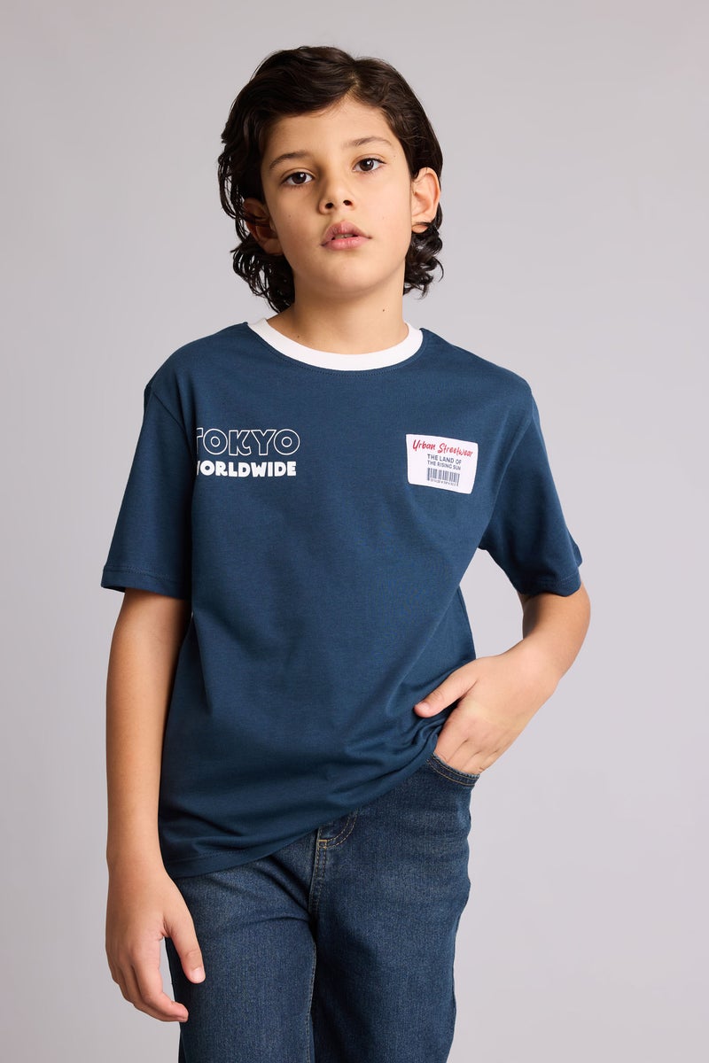 ديفاكتو تيشيرت اولادي نص كم مطبوع قصة عادية برقبة مستديرة - Image 3